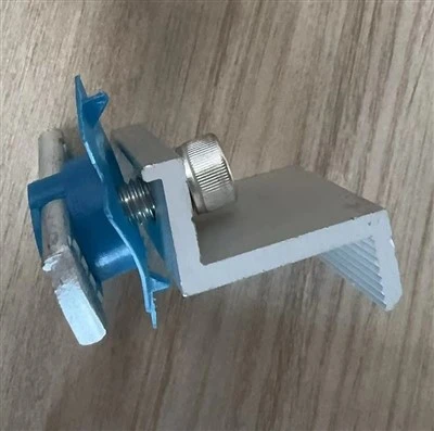 Objemka za solarno ploščo s plastičnim krilom